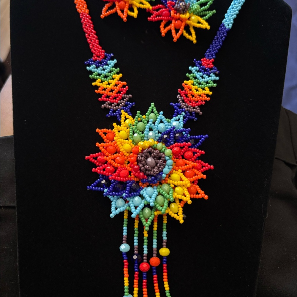 Collar y aretes de chaquira artesanal